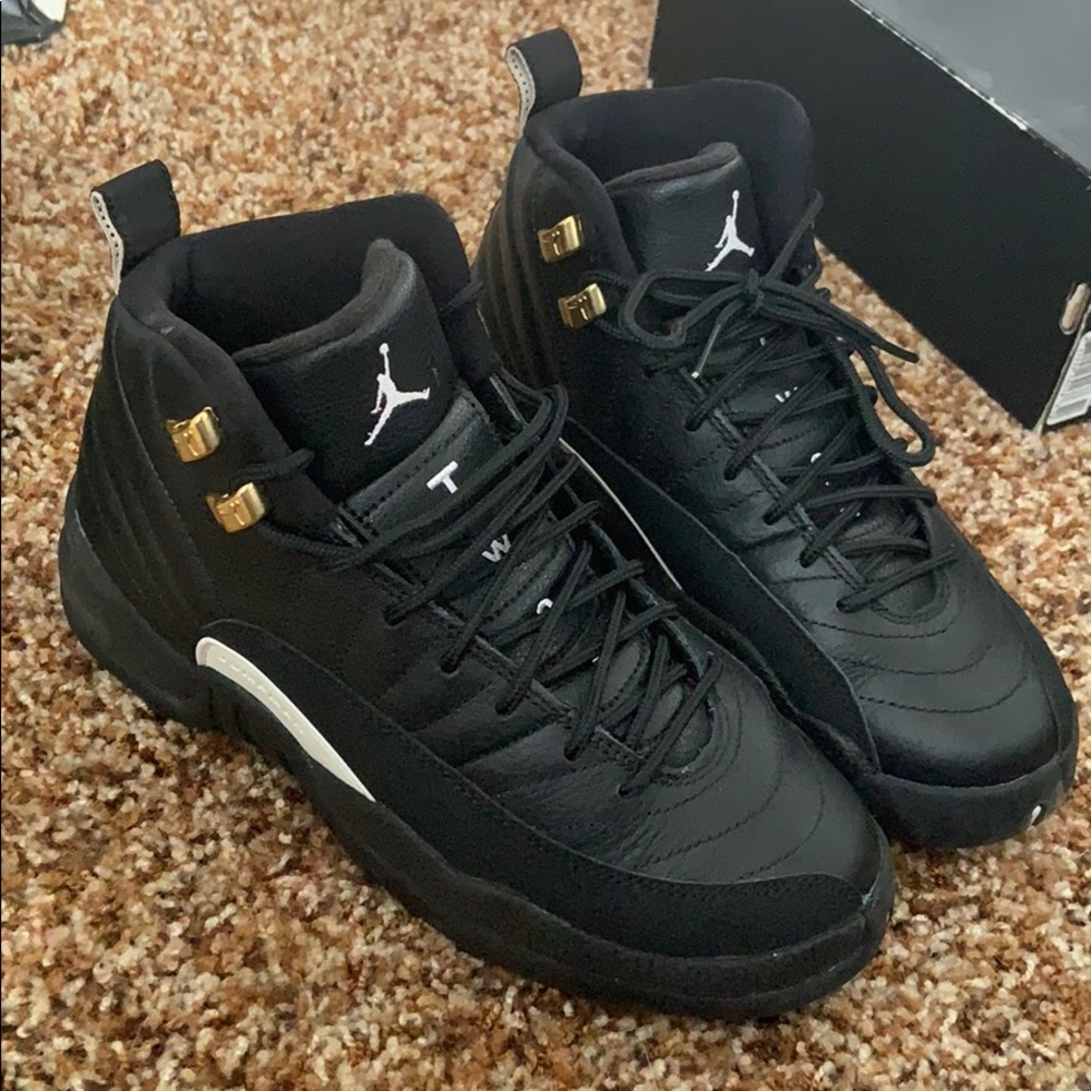 Jordan 12 Black/White/Metallic Gold size 4y